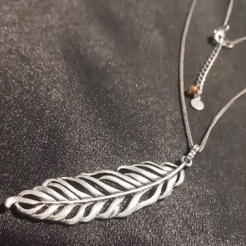 Axcess By Liz Claybourne Silver Feather Pendant 18 In Long  Necklace.